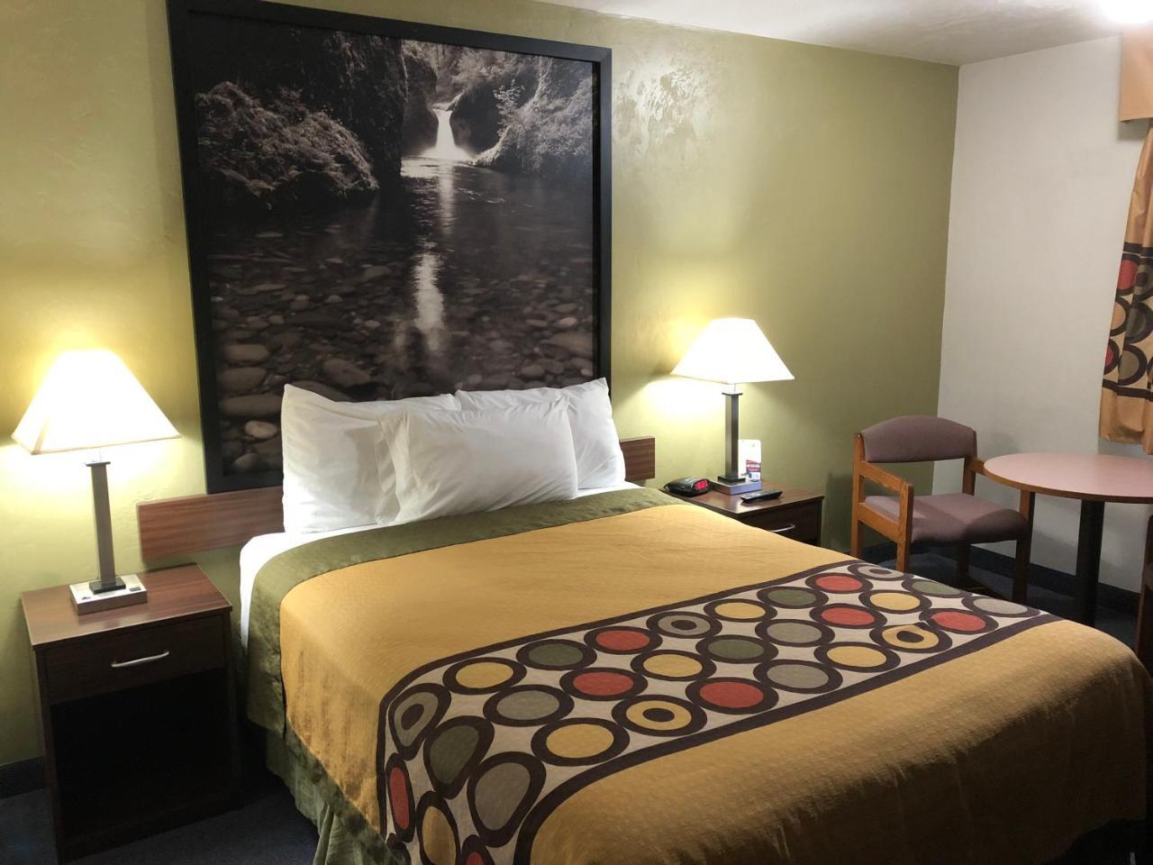 Super 8 By Wyndham Salem Hotel Bagian luar foto
