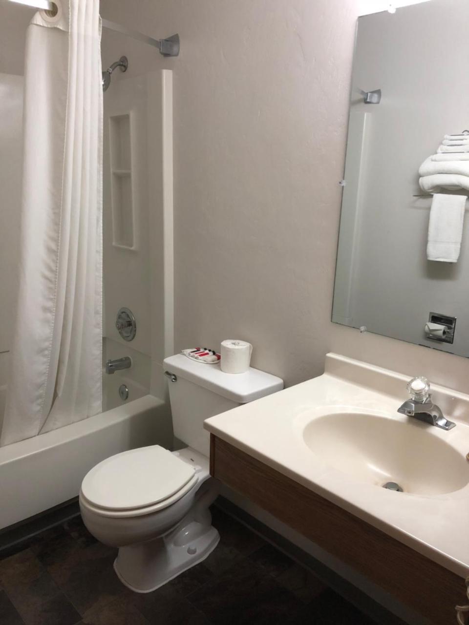 Super 8 By Wyndham Salem Hotel Bagian luar foto
