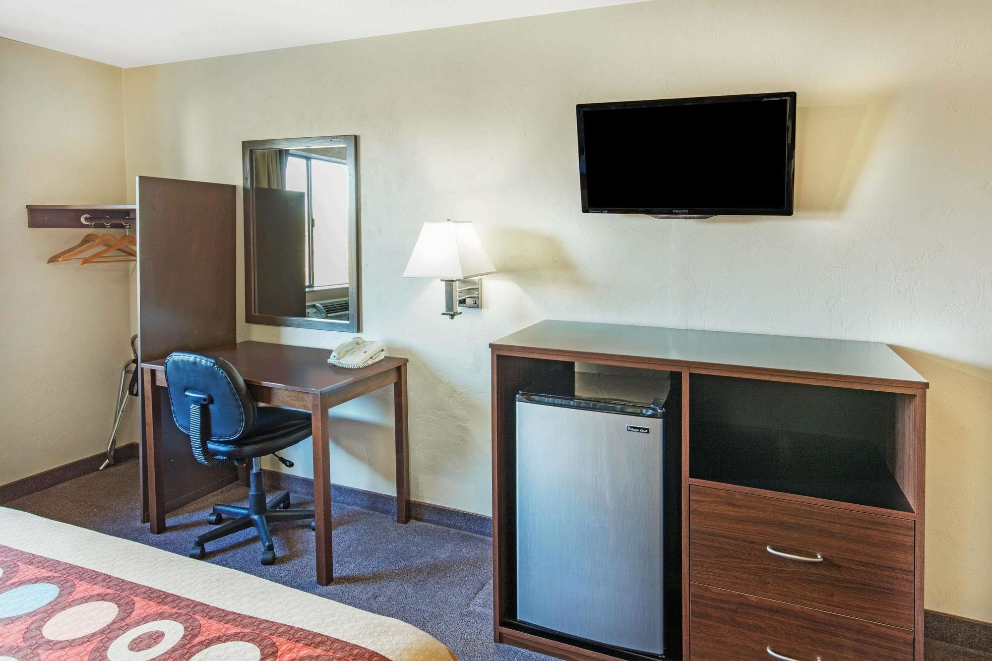 Super 8 By Wyndham Salem Hotel Bagian luar foto