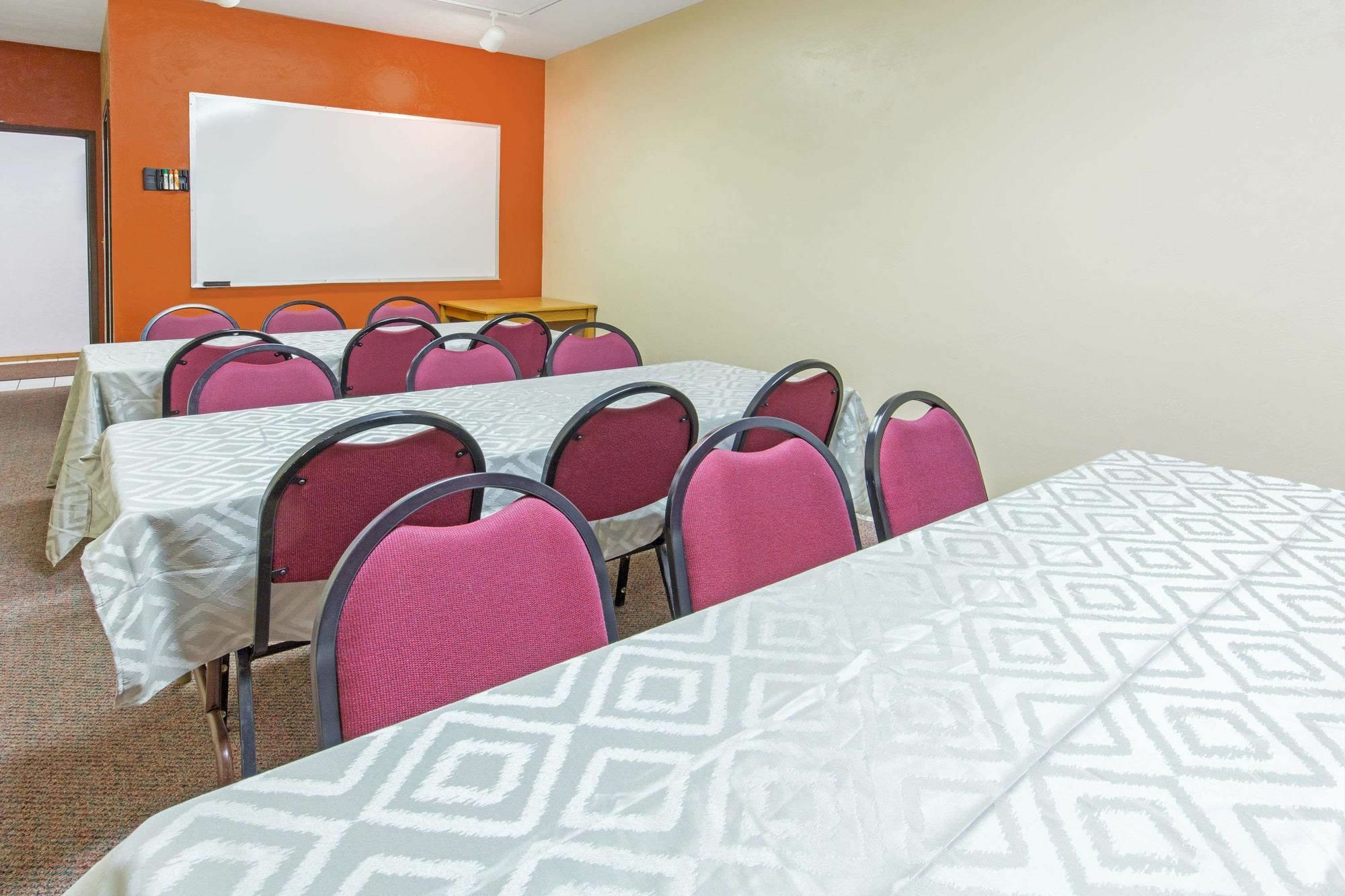Super 8 By Wyndham Salem Hotel Bagian luar foto