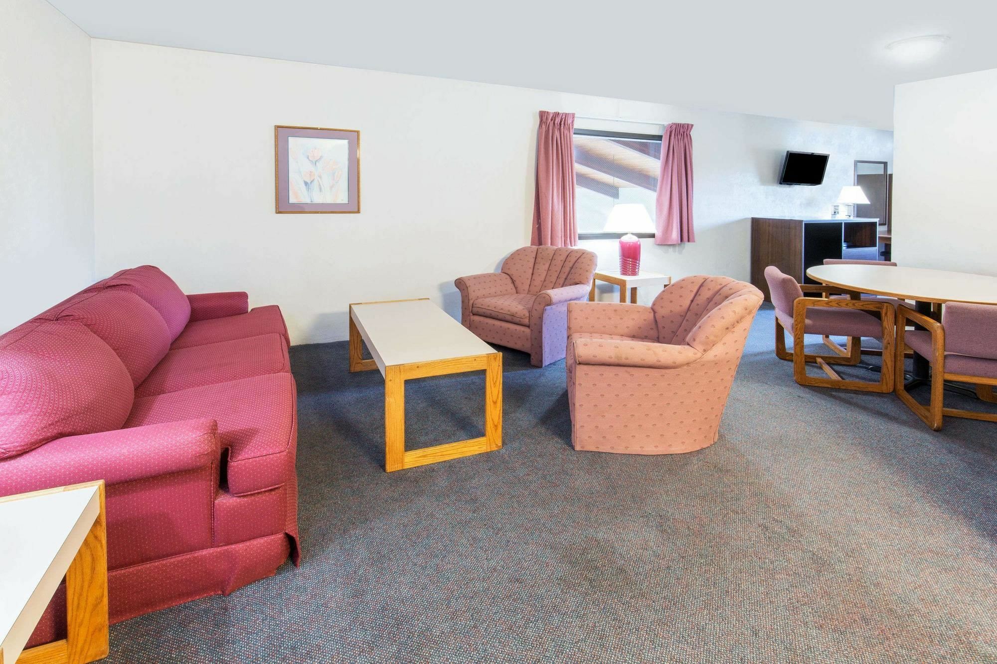 Super 8 By Wyndham Salem Hotel Bagian luar foto